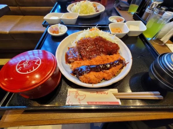 【名古屋名物】矢場とん 名古屋城 金シャチ横丁店でわらじとんかつ御膳!