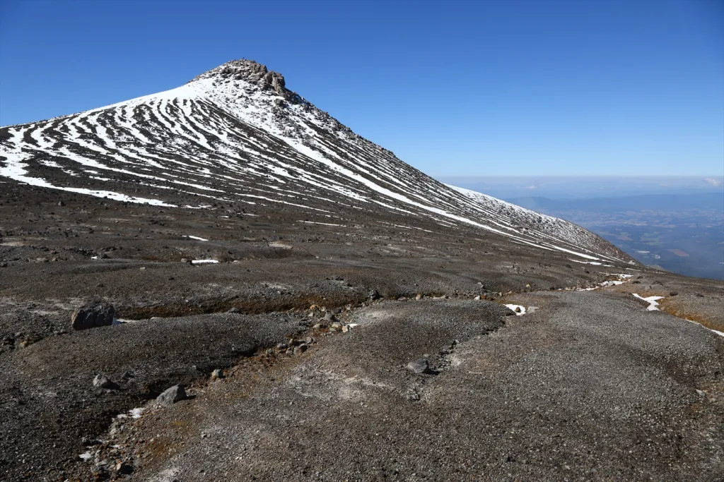 少しだけ下山した所からの裏側十勝岳