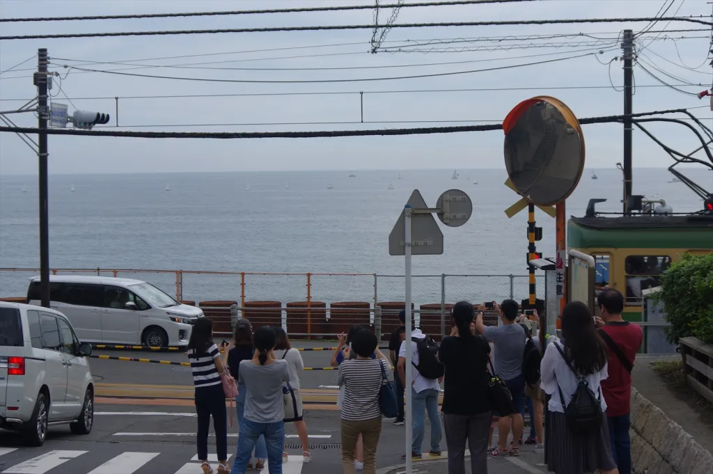 鎌倉高校前駅は、「関東の駅百選」にも選定されています。

これほど海に近い駅は関東では珍しく、駅そのものを観光するために下車する人も多くみられます。ホームのベンチに座りながら、目の前に広がる青い海をのんびり眺めるのも、この駅ならではの楽しみ方です。

スラムダンクが好きなファンがたくさん写真を撮りにこの江ノ電「かまくらこうえんまえ」の踏切にたくさんの人が訪れてます。

スラムダンクのアニメのオープニング　踏切