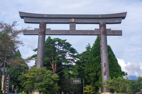 【霧島神宮】黒の鳥居の迫力がすごい天孫降臨の地で参拝！