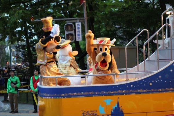 北海道よさこい祭りにミッキーマウスやグーフィーがいた！