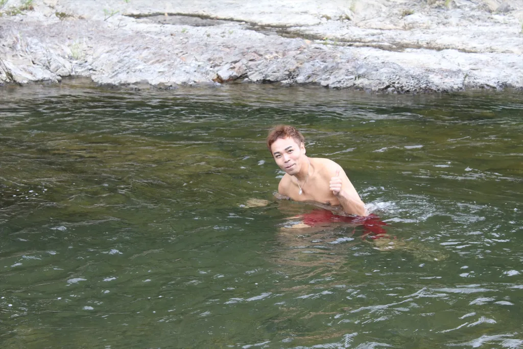 十五島公園の川沿いでバーベキュー