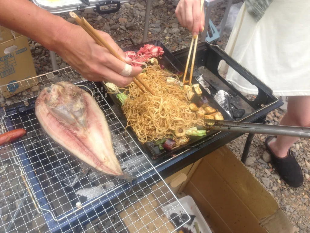 十五島公園の川沿いでバーベキュー