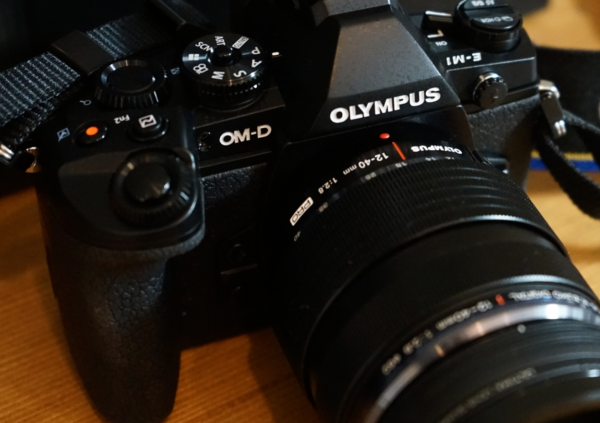 【オリンパスOM-D E-M1購入レビュー】メカメカしい本体がかっこいい!