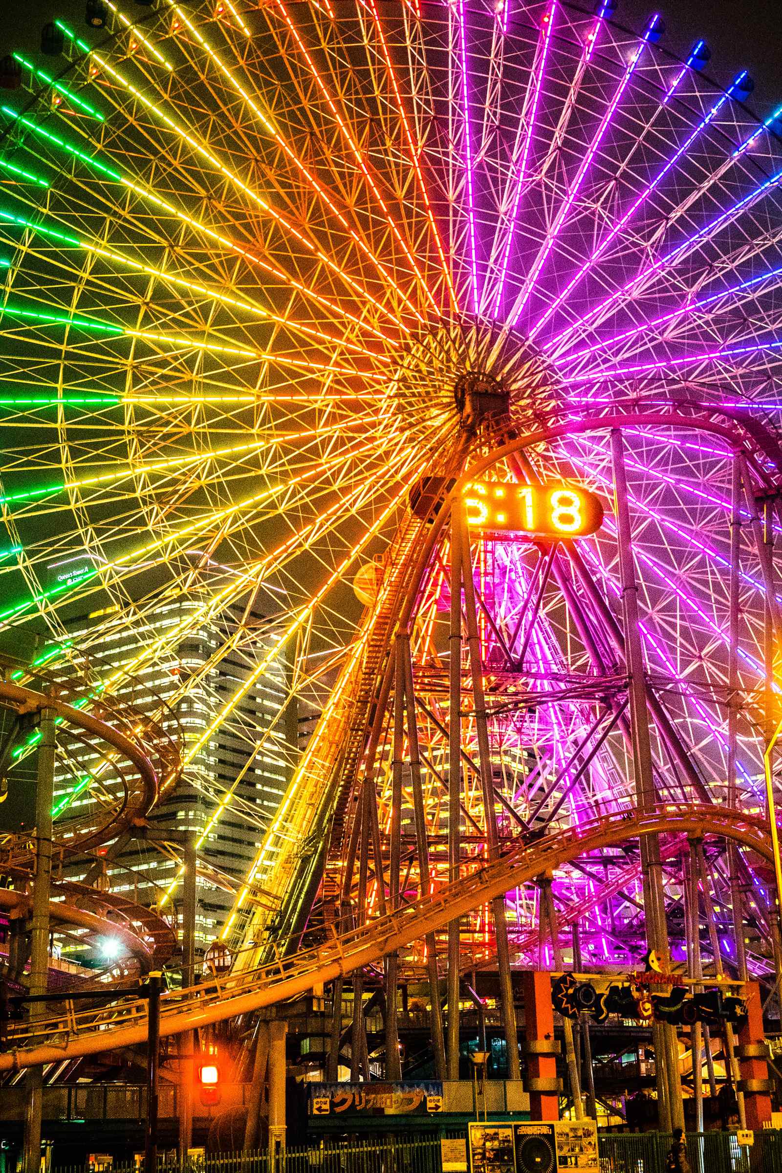 横浜の観覧車を雨の中写真撮影