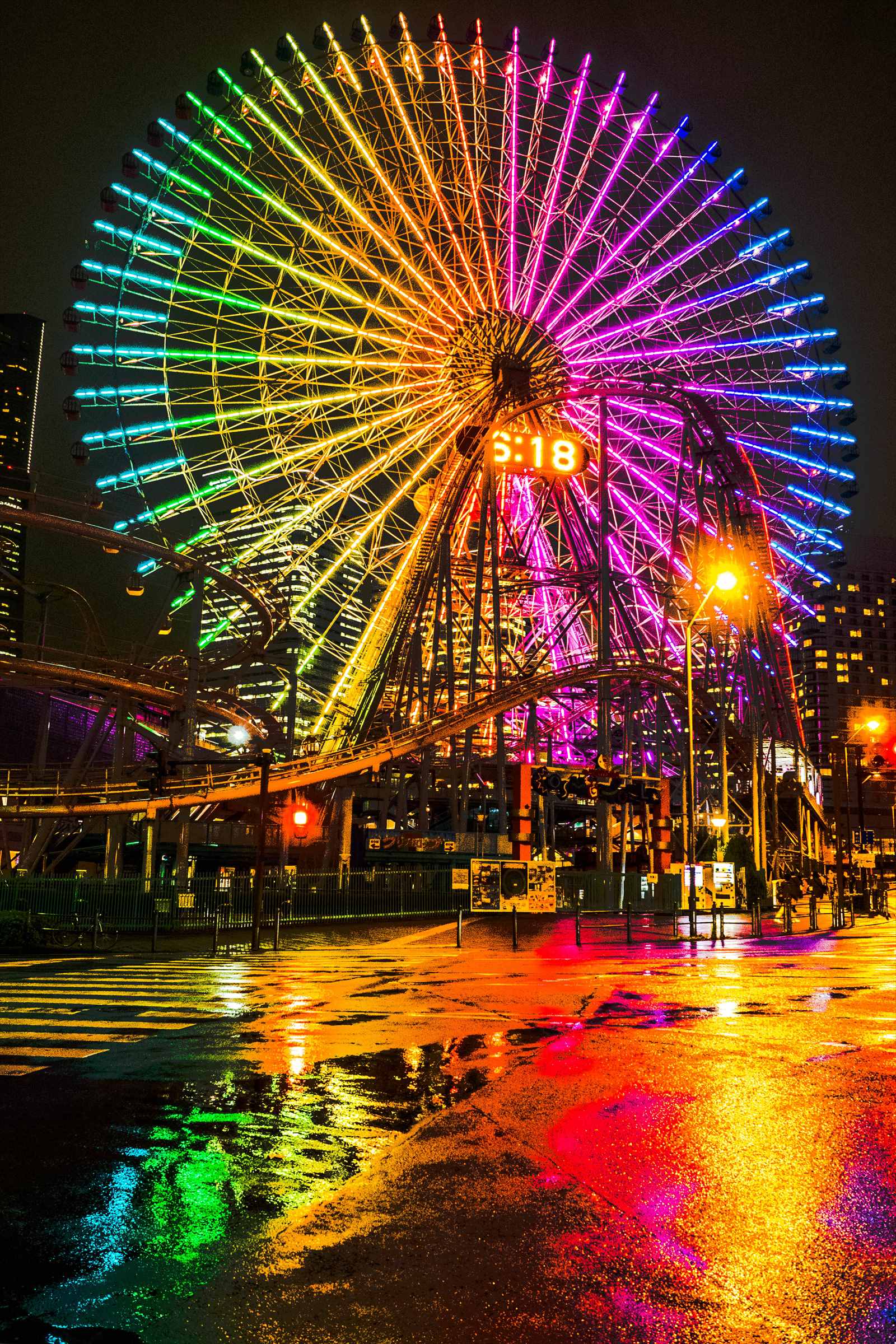 横浜の観覧車を雨の中写真撮影