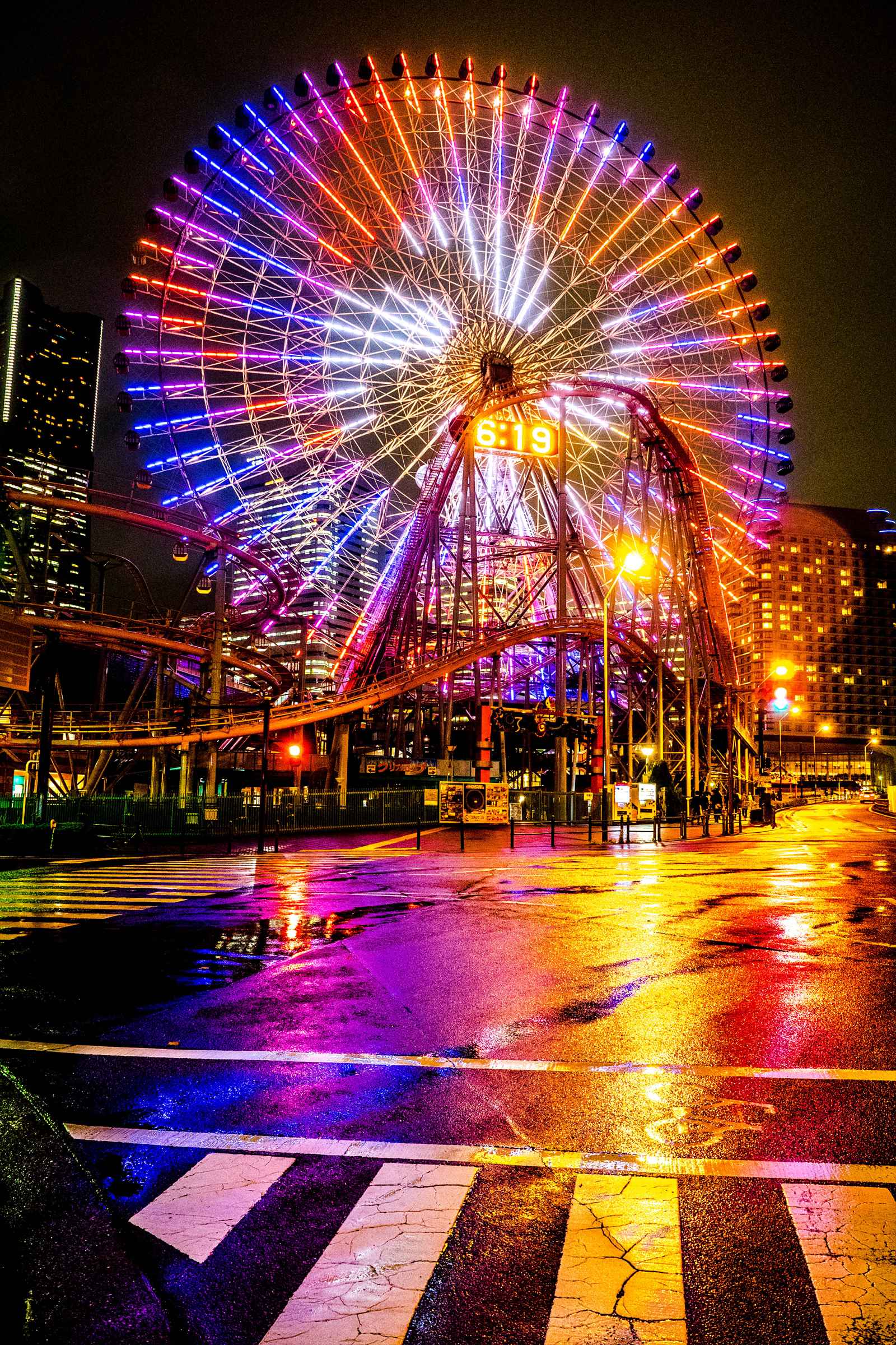 横浜の観覧車を雨の中写真撮影